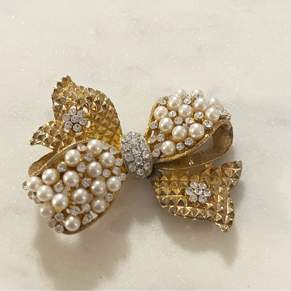 Art Deco Gold Tone With Clear Crystal Rhinestones and Faux Pearls Brooch Pin